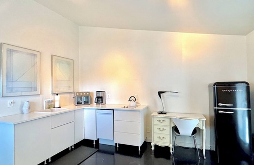 Marfa Condo | The No. 3: modern, bright, renovated, dwtn condo w/outdoor lounge space