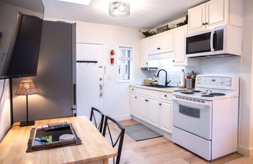 Harrison Hot Springs Apartment | The Nook | Top Floor Suite with Mountain View