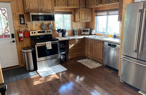 Valentia Cottage | The Oakdene Cottage - hot tub with a lake view!