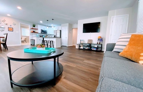 Southwest Raleigh House | The Oaks: Modern Ranch-5min DT, Wi-Fi, Sleeps 10!