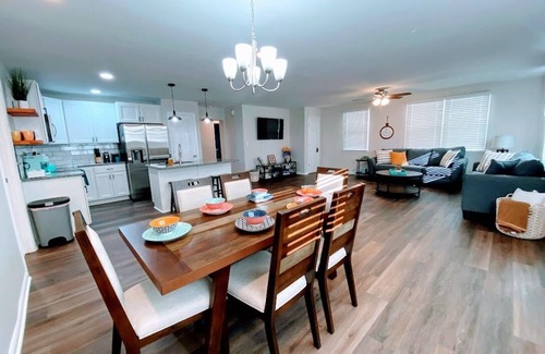 Southwest Raleigh House | The Oaks: Modern Ranch-5min DT, Wi-Fi, Sleeps 10!