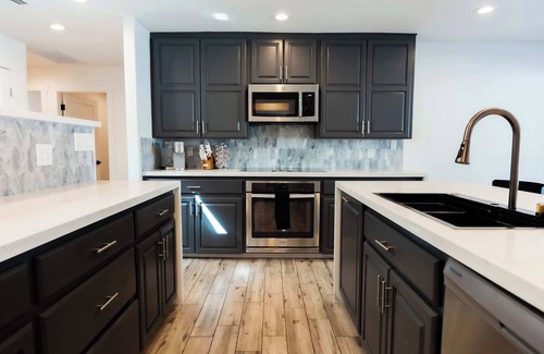 Scottsdale House | The Oasis: Luxe Heated Pool | Big Backyard | Outdoor Bar & BBQ for Large Groups