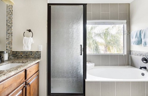 Paradise Valley Village Villa | THE OASIS - Sleeps 21 - Newly Remodeled - Very Clean
