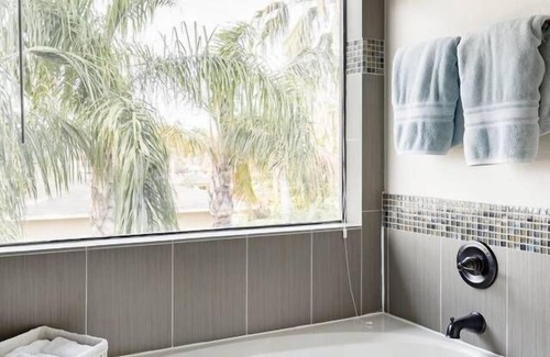 Paradise Valley Village Villa | THE OASIS - Sleeps 21 - Newly Remodeled - Very Clean