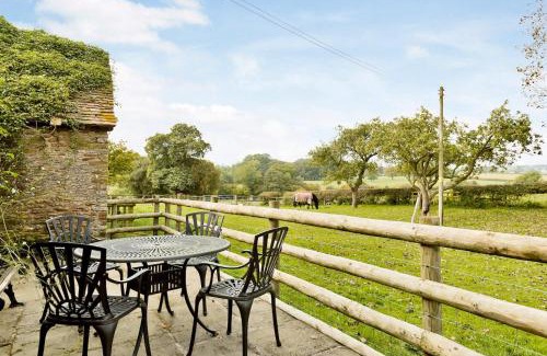 Bromyard Apartment | The Oast House - farm stay apartment set within 135 acres