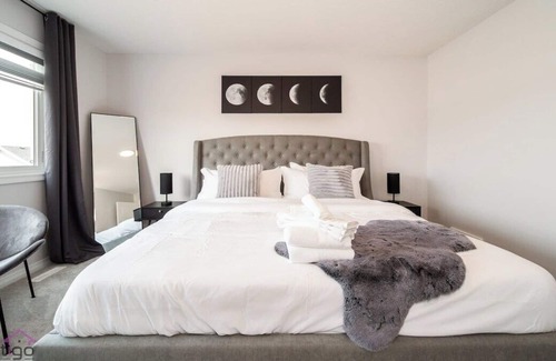 Southwest Edmonton House | The Obsidian | AC | Sleeps 14 | Near YEG Airport