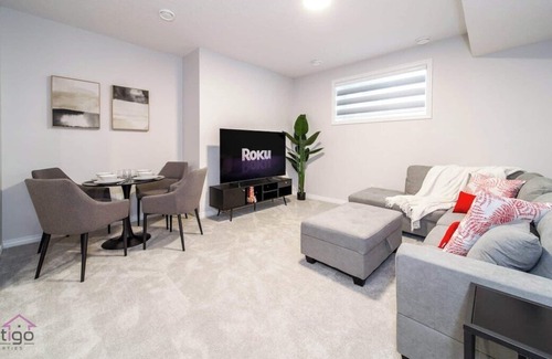 Southwest Edmonton House | The Obsidian | AC | Sleeps 14 | Near YEG Airport
