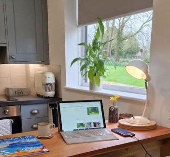 Chichester House | The Old Barn Annexe, cosy stay, close drive to city, beach, South Downs & Goodwood