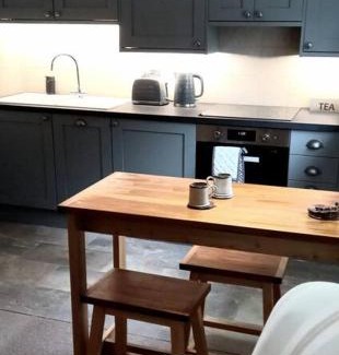Chichester House | The Old Barn Annexe, cosy stay, close drive to city, beach, South Downs & Goodwood
