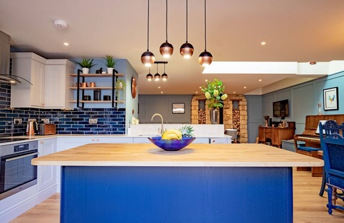 Moreton-in-Marsh Cottage | The Old Candle Shop - sleeps 4 guests in 2 bedrooms