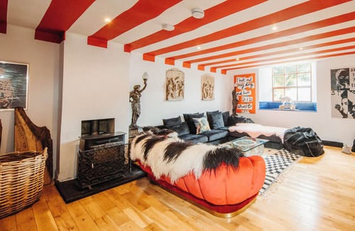 Halistra House | The Old Church. Two bedroom property with sea views and luxurious interiors.