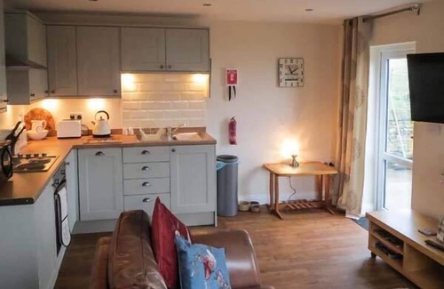 Ingrow Cottage | THE OLD CORN STORE, pet friendly, with hot tub in Haworth