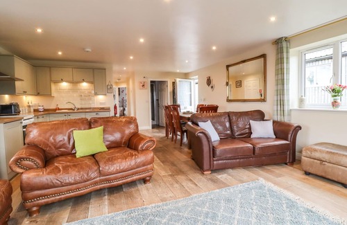 Ingrow Cottage | THE OLD PIGGERY, pet friendly, with hot tub in Haworth