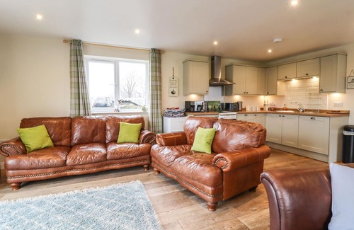 Ingrow Cottage | THE OLD PIGGERY, pet friendly, with hot tub in Haworth