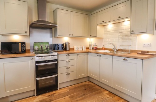 Ingrow Cottage | THE OLD PIGGERY, pet friendly, with hot tub in Haworth