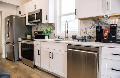 Midvale House | The Olive Den - Spacious New Remodel - Big Groups.