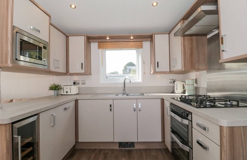 New Forest District Cottage | THE OLIVE LODGE, 227 SYCAMORE, pet friendly, with pool in New Milton