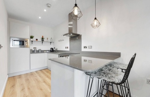Leicester Apartment | The Olive Tree luxury apartment. Private parking. Balcony with river views.