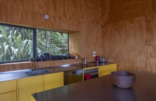 Omiha House | The Omiha Bach Retreat 3 min walk to beach