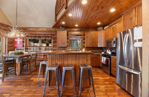 Deadwood Cabin | The Outback-Access to Pool!