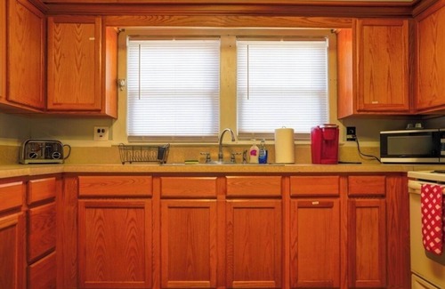 Bluewell House | The Outlaw Lodge/Spacious 4-bedroom house in lovely Bluefield with AC, WiFi