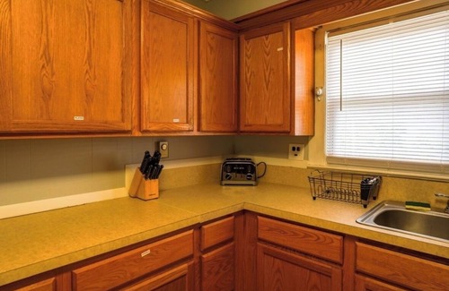 Bluewell House | The Outlaw Lodge/Spacious 4-bedroom house in lovely Bluefield with AC, WiFi