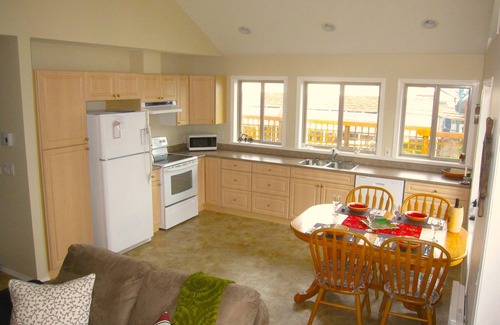 Regional District of Nanaimo House | The Outlook at Deep Bay - North Suite