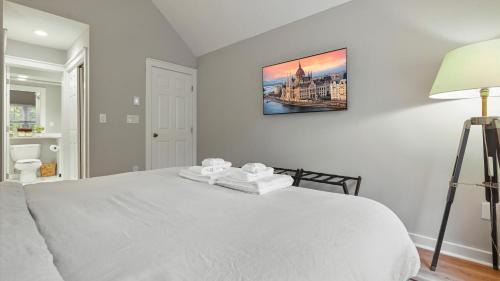 Tannersville House | The Outpost Camelback Walk to Ski, Swim, and Fun!