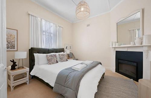 Emu Swamp House | The Overseers Cottage - Mayfield Vineyard