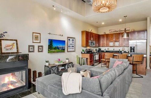 Manitou Springs Historic District Condo | The Owl's Nest @ Manitou: Mtn Views on Main Street
