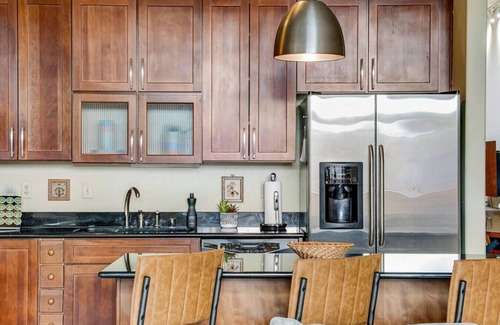Manitou Springs Historic District Condo | The Owl's Nest @ Manitou: Mtn Views on Main Street