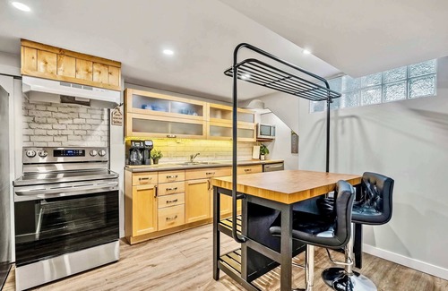 Northwest Calgary House | The Owlet NWCalgary QueenBD PrivateSuite