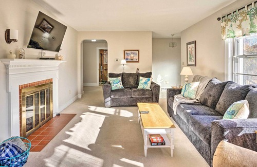 Weems House | 'The Oyster Bed' Retreat w/ Pool & Game Room
