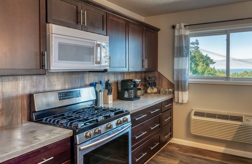 Lincoln City House | The Pacific Lookout Sleeps 6, Hot Tub, Pet Friendly, Ocean View, EV Charger