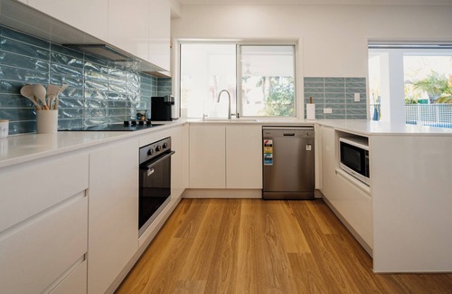 Ninderry House | The Palm - Five min walk to the beach & cafes