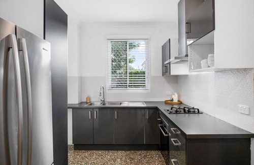 Ascot Apartment | The Palm Home /secure courtyard & pet friendly