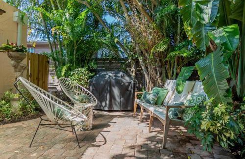 Flamingo Parks House | The Palms Cottage Private Pool, Downtown, Beach, CityPlace