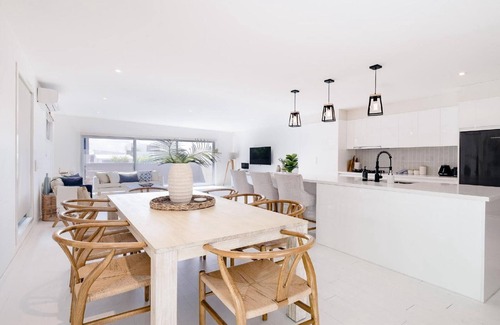 Wamberal House | THE PALMS @ WAMBERAL | Pool, close to beach | Accom Holidays