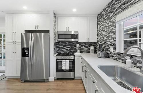 Westchester House | The Palomino - AMAZING Chic-Luxe, Private, Guest House - Pool, Sauna, Free Parking