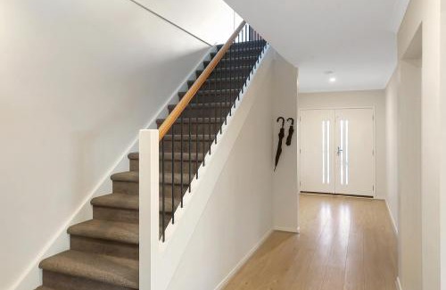Portarlington Villa | The panorama retreat- sleeps 12, aircon, brand new, great multifamily stay, beach, wineries, golf
