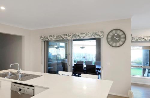 Portarlington Villa | The panorama retreat- sleeps 12, aircon, brand new, great multifamily stay, beach, wineries, golf