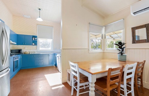 Mansfield House | The Parade - Mansfield - Sleeps 8