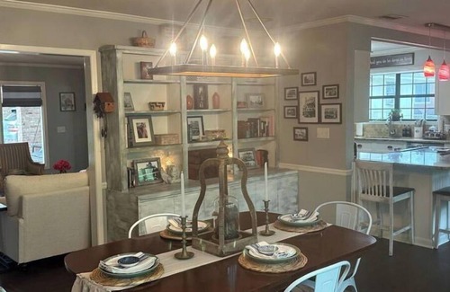 Laurel House | The Parker House –Charming 3BR Retreat with Porch Swing, Perfect for Girls’ Trip