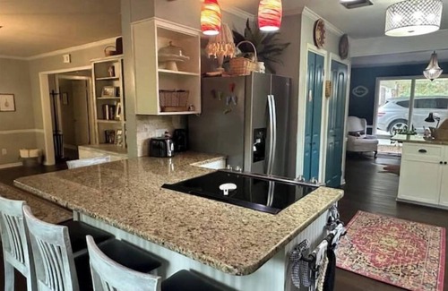 Laurel House | The Parker House –Charming 3BR Retreat with Porch Swing, Perfect for Girls’ Trip