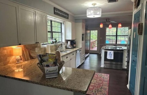 Laurel House | The Parker House –Charming 3BR Retreat with Porch Swing, Perfect for Girls’ Trip