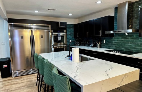 North Las Vegas House | The Peacock Inn LV - 8 Bdr 4 Bth 14 Beds, Free Spa Heat, WiFi