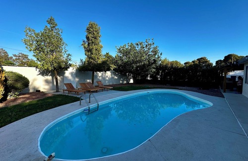 North Las Vegas House | The Peacock Inn LV - 8 Bdr 4 Bth 14 Beds, Free Spa Heat, WiFi