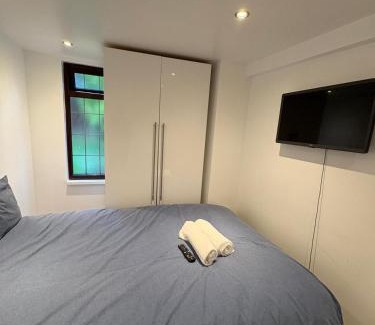 Luton Apartment | The Peacock studio 7 mins from Luton airport