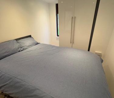 Luton Apartment | The Peacock studio 7 mins from Luton airport