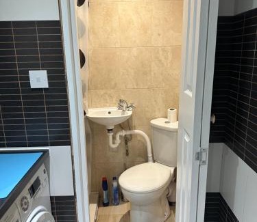 Luton Apartment | The Peacock studio 7 mins from Luton airport